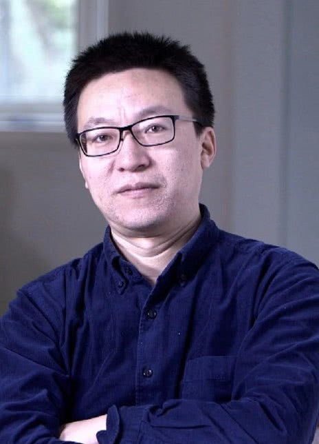 梁偉